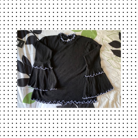 Black crop top 🖤 with cute sleeves - Picture 1 of 4